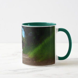 Caneca Bíblia em uns mão e café no outro