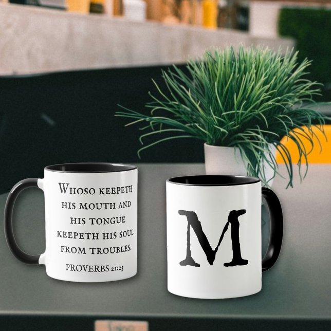 Caneca Bíblia Verse Proverbs 21:23 KJV Wisdom Monograma (Criador carregado)