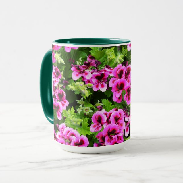 Caneca "Blooms Vibrantes: Gerânios Rosa Quente em Lush Bu (Frente Esquerda)