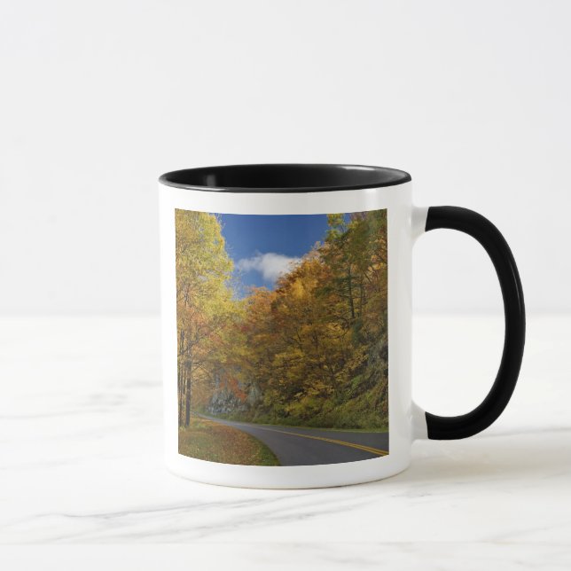 Caneca Blue Ridge Parkway curvando através das cores de o (Direita)