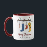 Caneca Bonito presente de Natal nas Meias<br><div class="desc">Feriado de Natal bonito,  Meias de Natal,  Gift Mug</div>