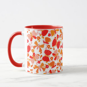 Caneca Borboleta branca num jardim floral de laranja verm