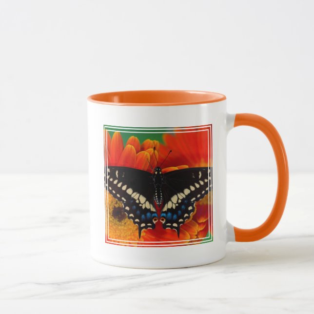 Caneca Borboleta Rabo-de-Andorinha-preta sobre Margarida  (Direita)
