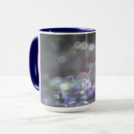 Caneca Borboleta sobre as flores silvestres