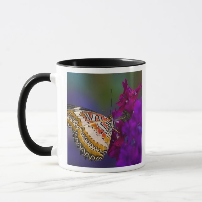 Caneca Borboleta Tropical em Flores Roxas (Esquerda)