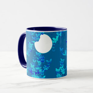 Caneca Borboletas contra o céu azul noturno, paisagem lu