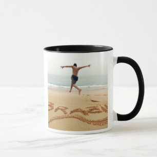 Caneca BRASIL. Homem sem camisa vestindo um maiô
