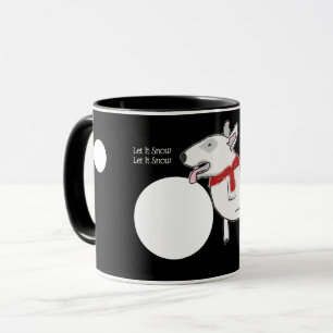 Caneca Bull Terrier Doodle desfrutando de uma bola de nev
