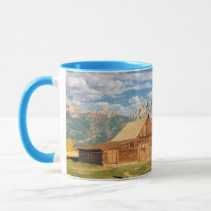 Caneca Cabana rústica de madeira perto da cordilheira