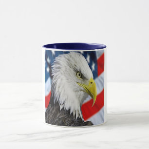 Caneca Cabeça bonita da águia americana e uma bandeira