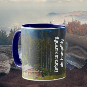 Caneca Cabine florestal sob as montanhas