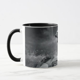 Caneca Caçador branco do urso polar no gelo na água