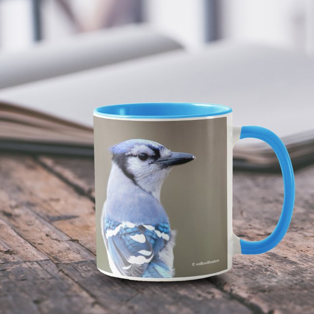 Caneca Caçador de Jay Azul-Cinto no Treestump (Cute Blue Jay on Treestump 11 oz Coffee Mug Cover Photo.)