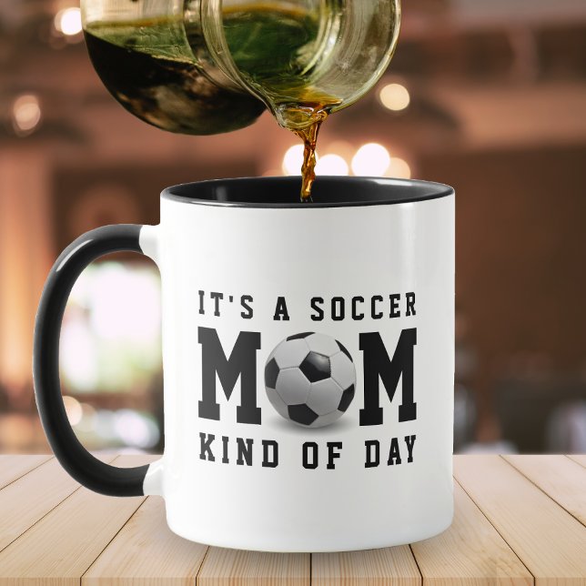 Caneca Caçadora Mãe Meio Preta Do Dia (Soccer Mom Kind of Day Black Mug
)