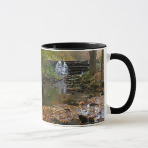 Caneca Cachoeira de Outono e Riacho na Natureza da Pensil
