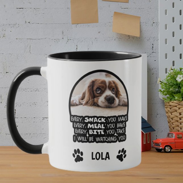 Caneca Cachorro Engraçado Foto Preta e Branca Observando  (Criador carregado)