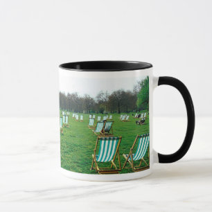 Caneca Cadeiras de Decks Espalhadas no Parque Verde, Lond