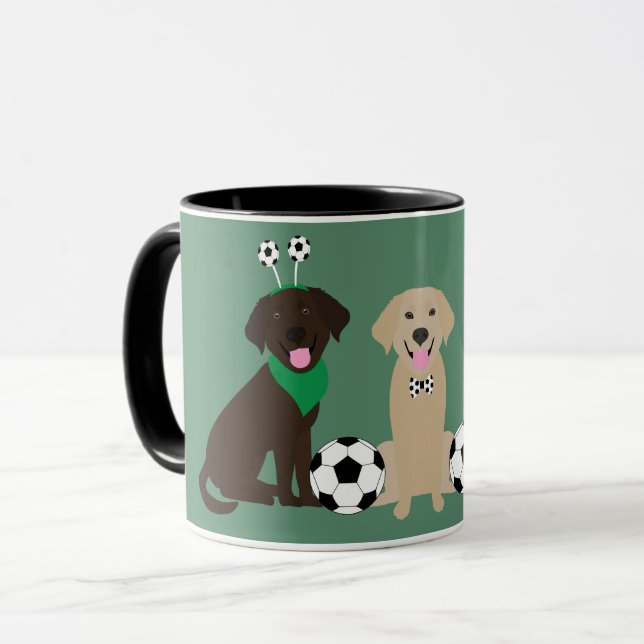 Caneca Cães Labrador Retriever Jogando Futebol (Frente Esquerda)