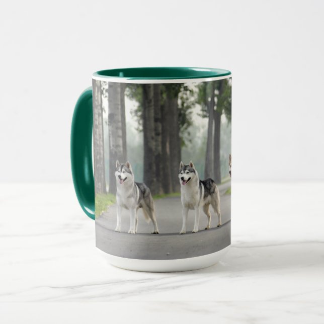 Caneca Cães Roucos bonitos em uma pista da natureza (Frente Esquerda)