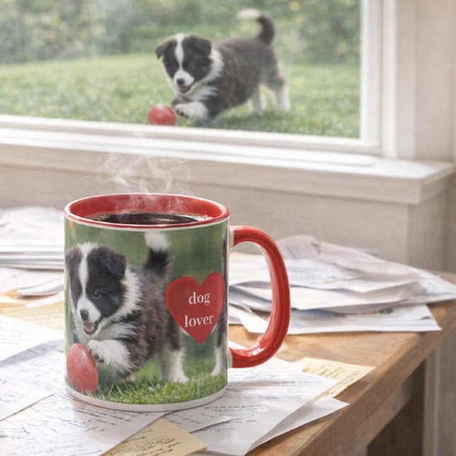 Caneca Café com Filhote de Border Collie e Bola Vermelha (Messy desk, loyal Border Collie pup this mug celebrates real dog‑lover mornings with heart and steam)