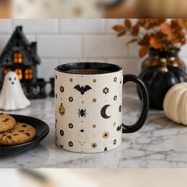 Caneca Café de Azulejo Mosaico de Bistrô Parisiense de Ha (Halloween ceramic mug with pumpkins and candle on a cozy rustic autumn table.)
