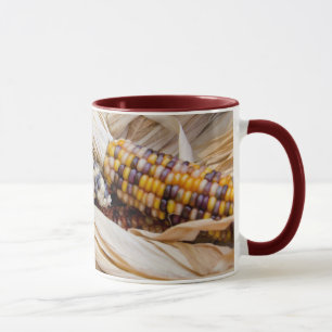 Caneca Califórnia. Colheita de outono Colorida Milho Nati