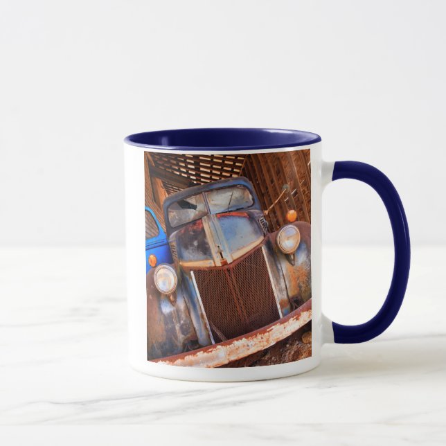 Caneca Caminhão enferrujado em uma fazenda (Direita)
