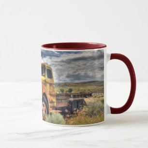 Caneca Caminhão velho abandonado em campo