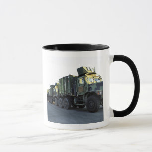 Caneca Caminhões blindados sentam-se no cais em Morehead 