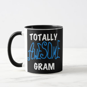 Caneca Camiseta azul e presentes do grama totalmente