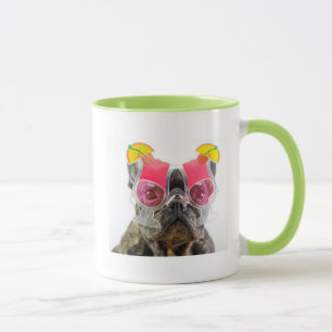 Caneca Cão das imagens   de Getty com vidros de cocktail