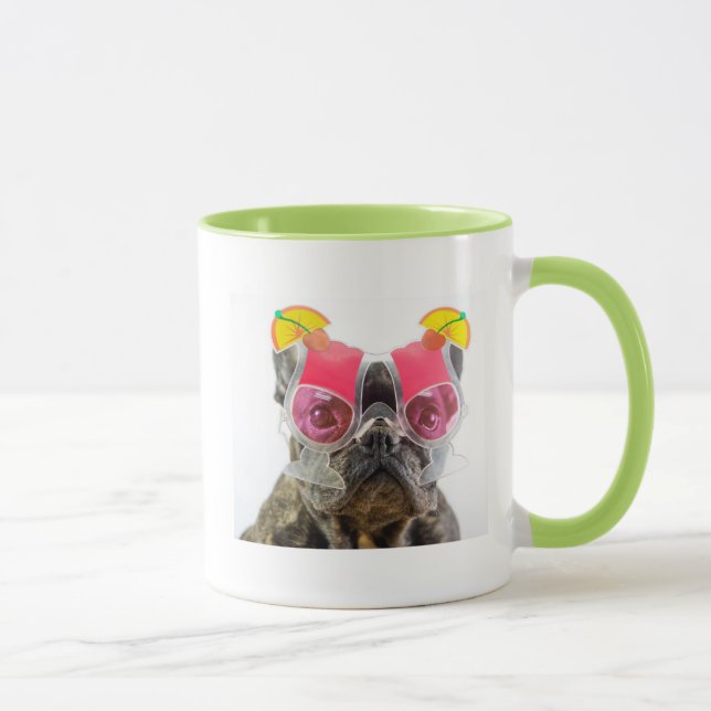 Caneca Cão das imagens | de Getty com vidros de cocktail (Direita)