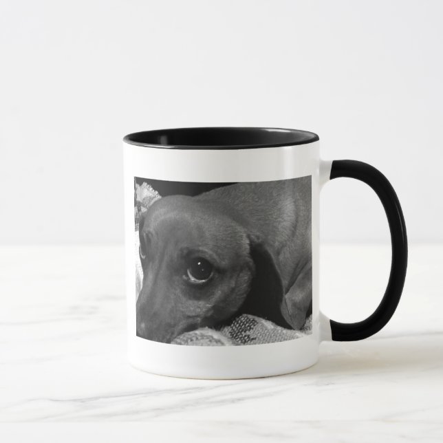 Caneca Cão do Dachshund com os olhos tristes em preto e (Direita)