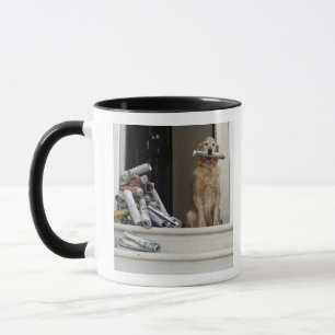 Caneca Cão do golden retriever que senta-se na porta da