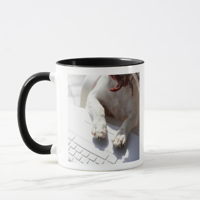 Caneca Cão que pôr suas mãos sobre um laptop (Esquerda)