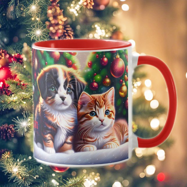 Caneca Cãozinho e gato bonitos debaixo da árvore de Natal (Criador carregado)