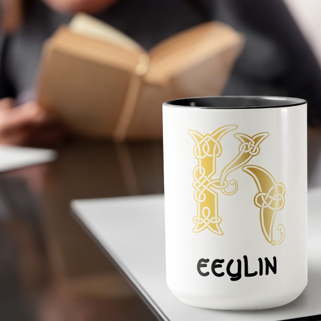 Caneca Capital Decorativo do Nó Celta do século XVI Mug (Criador carregado)