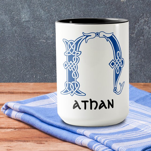 Caneca Capital Decorativo do Nó Celta do século XVI N (Criador carregado)