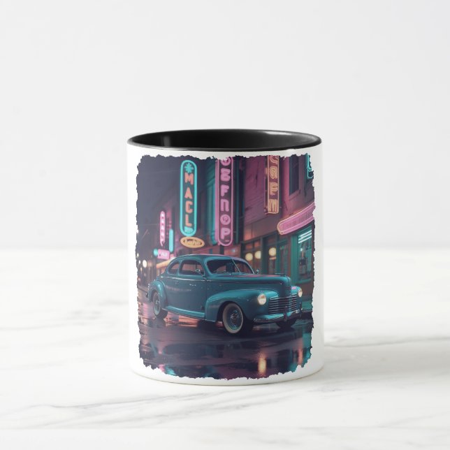 Caneca Carro Clássico dos Anos 1940 sob Luzes de Neon (Centro)