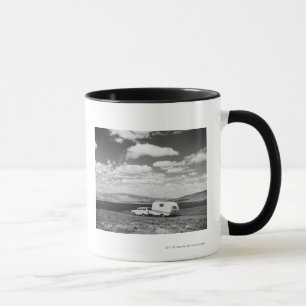 Caneca Carro que puxa o reboque na estrada