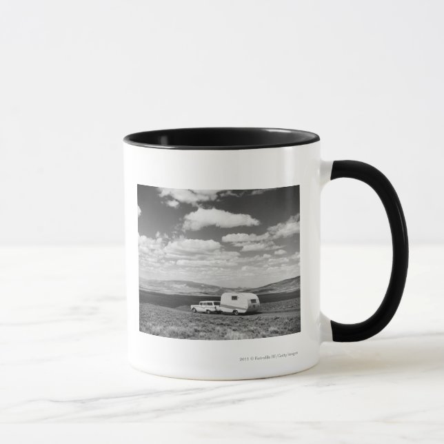 Caneca Carro que puxa o reboque na estrada (Direita)