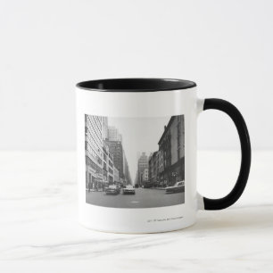 Caneca Carros que montam na rua B&W da cidade