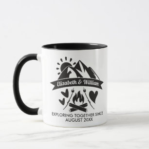 Caneca Casal de acampamento explorando juntos fogueiras m