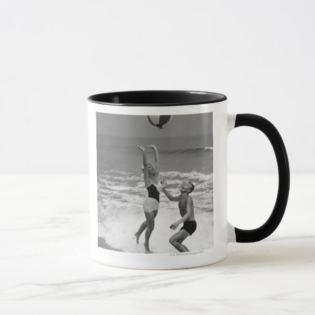 Caneca Casal que joga com um Beachball (Direita)