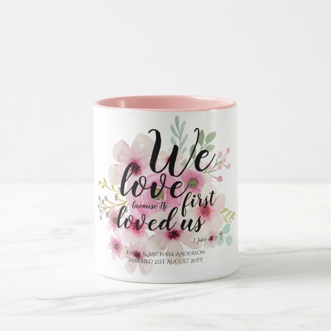 Caneca CASAMENTO - Adoramos Porque Ele Primeiro Nos Amava (Centro)