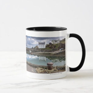 Caneca Casas e barcos ao longo da água