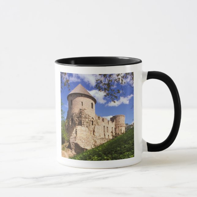 Caneca Castelo de Cesis no centro da Letónia. (Direita)