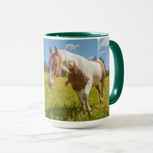 Caneca Cavalo curioso em campo alpino no verão (Frente Esquerda)