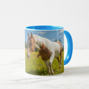 Caneca Cavalo Curioso em uma Campina Alpina no Verão