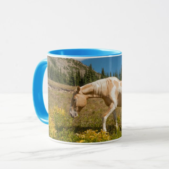 Caneca Cavalo em gramíneas em campo alpino no verão (Frente Esquerda)